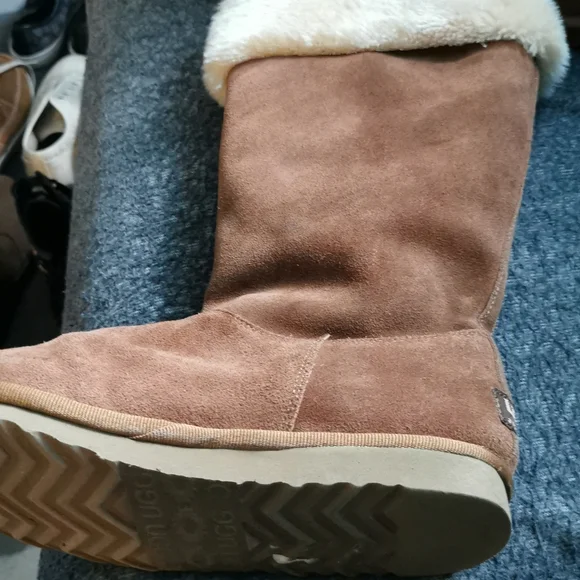 Uggs - Picture 4 of 7